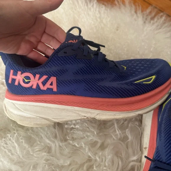 Hoka one one Clifton 9 wide- size 9.5 WIDE WIDTH - Picture 9 of 13